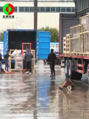 日前,客戶訂購的蔬果加工機(jī)械裝車出貨!