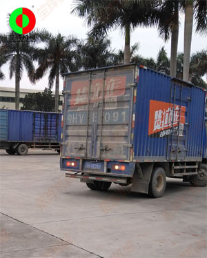 貨物已堆放到停車棚，三臺貨車扎堆裝車！