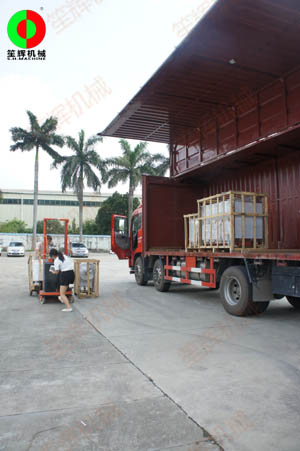 客戶訂購(gòu)的一批蔬果清洗切割加工機(jī)械裝車出貨！