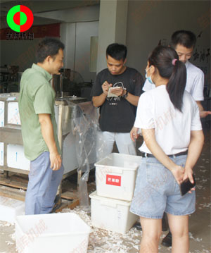 知名企業(yè)客戶考察公司現(xiàn)場,并測試大蒜加工生產(chǎn)設(shè)備！