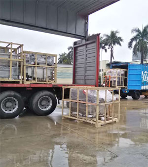 停雨間隙，抓緊時(shí)間兩車(chē)同時(shí)裝車(chē)發(fā)貨！