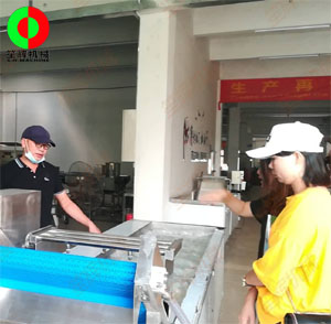 客戶親臨我司考察，測試蔬果切割清洗等設(shè)備！