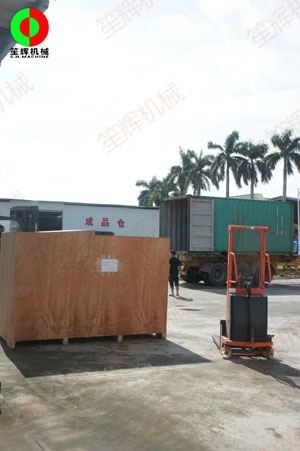 大型洗菜設(shè)備裝柜發(fā)往海外客戶！