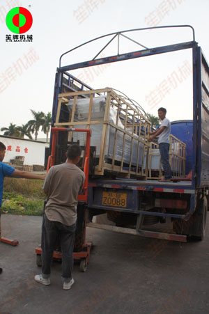 蔬果清洗機(jī)等一批食品加工機(jī)械裝車出貨！