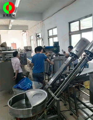 客戶(hù)現(xiàn)場(chǎng)測(cè)試排骨切丁、清洗、連續(xù)式脫水系統(tǒng)生產(chǎn)線！