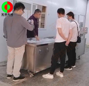 蔬菜清洗設(shè)備送達(dá)客戶現(xiàn)場,并考察其后續(xù)改造項(xiàng)目設(shè)備需求！