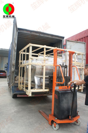 多功能洗菜機(jī)現(xiàn)機(jī)裝車發(fā)貨，交付客戶！