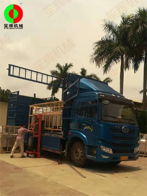 客戶訂購的多臺氣泡洗菜機(jī)裝車發(fā)貨，按期交付！