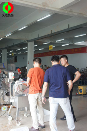 瓜果三維切丁機(jī)測(cè)試效果滿意，客戶付款購(gòu)買隨車運(yùn)走！