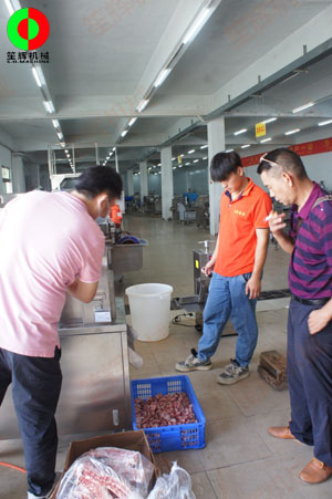 佛山某肉食品加工配送中心客戶一行人親臨我司測(cè)試訂購(gòu)洗排骨機(jī)等設(shè)備！
