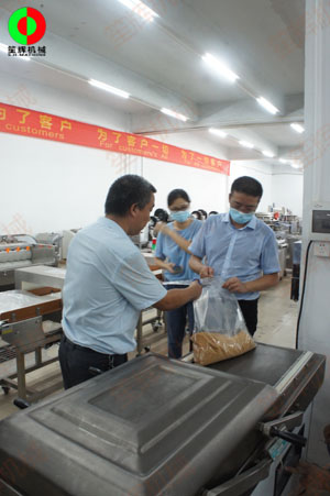 東莞客戶一行考察我司生產(chǎn)工廠，測試購買真空包裝機(jī)！